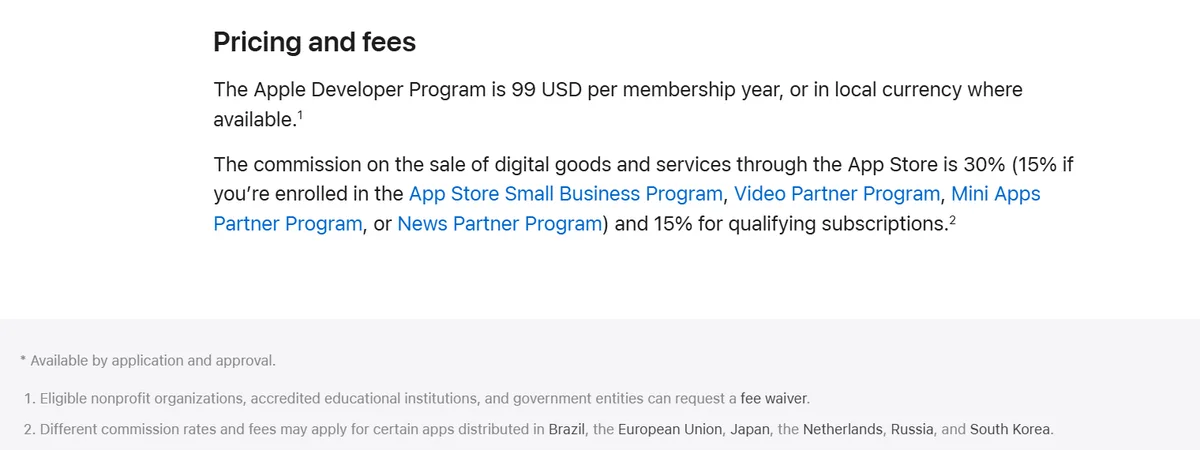 דף What's included של Apple Developer, בקטע Pricing and fees: התוכנית עולה 99 USD לשנת חברות, והעמלה על מכירת מוצרים דיגיטליים ב-App Store היא 30%, או 15% בתוכניות כמו App Store Small Business Program ועל מנויים מתאימים
